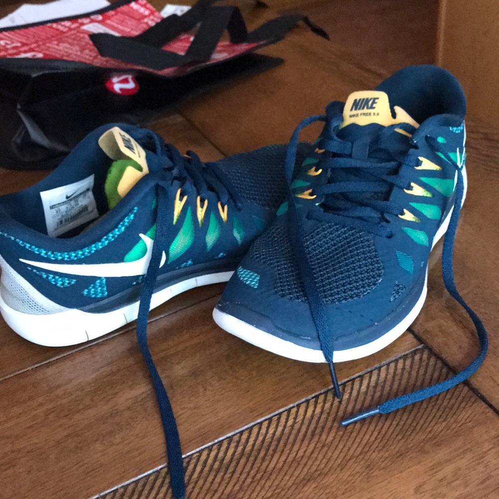 SIZE 4 Nike free 5.0